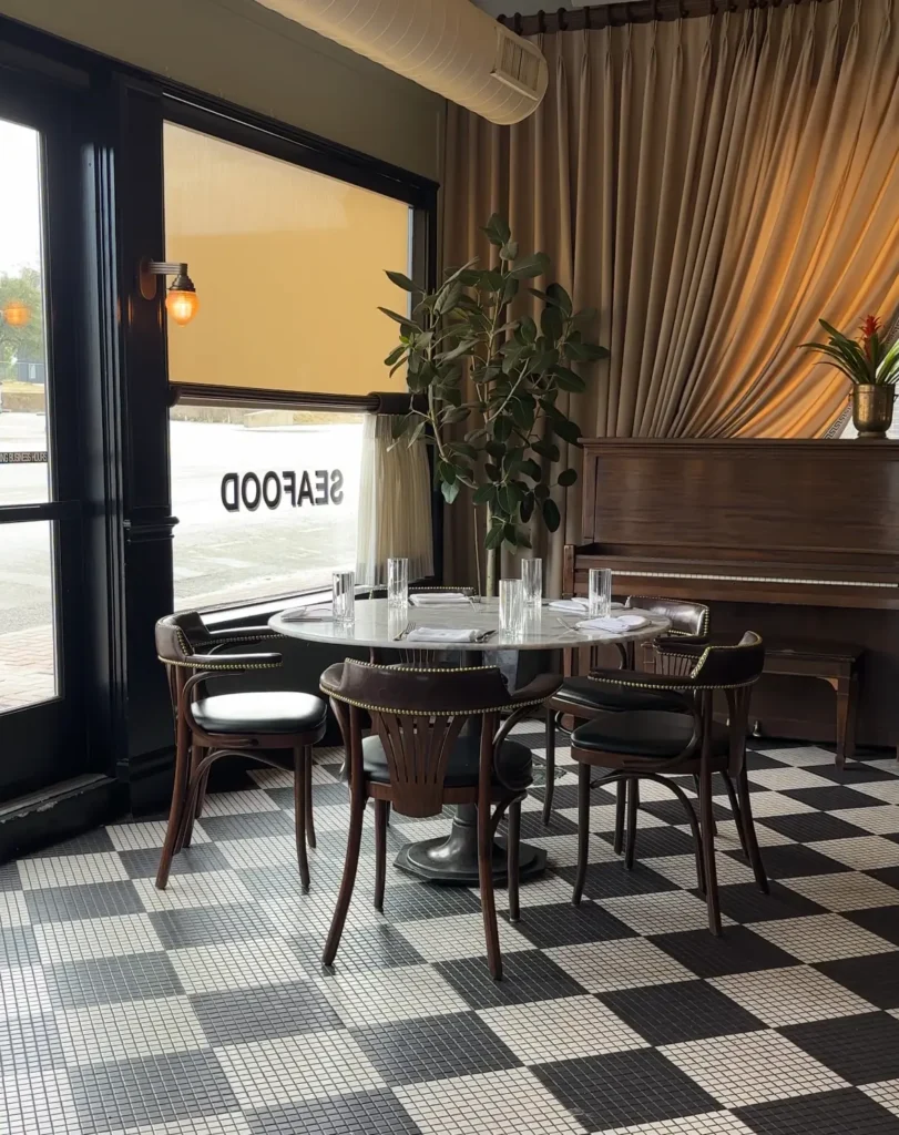 Walloon’s Restaurant interior dining table